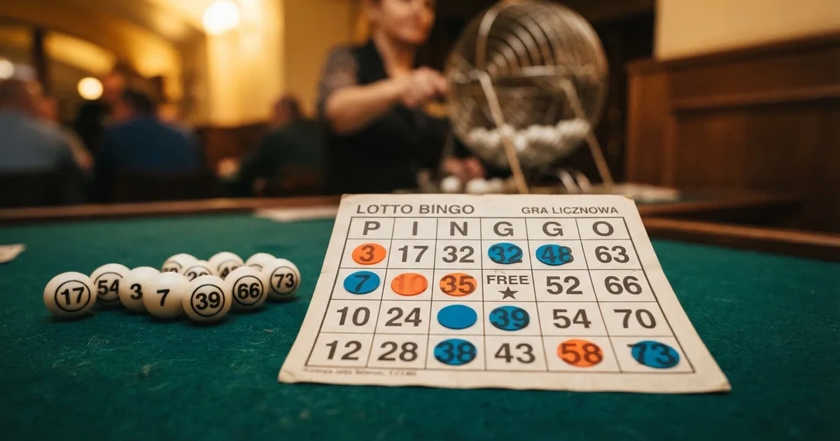 Karta do bingo z odznaczonymi liczbami obok wylosowanych kulek na stole w kasynie online